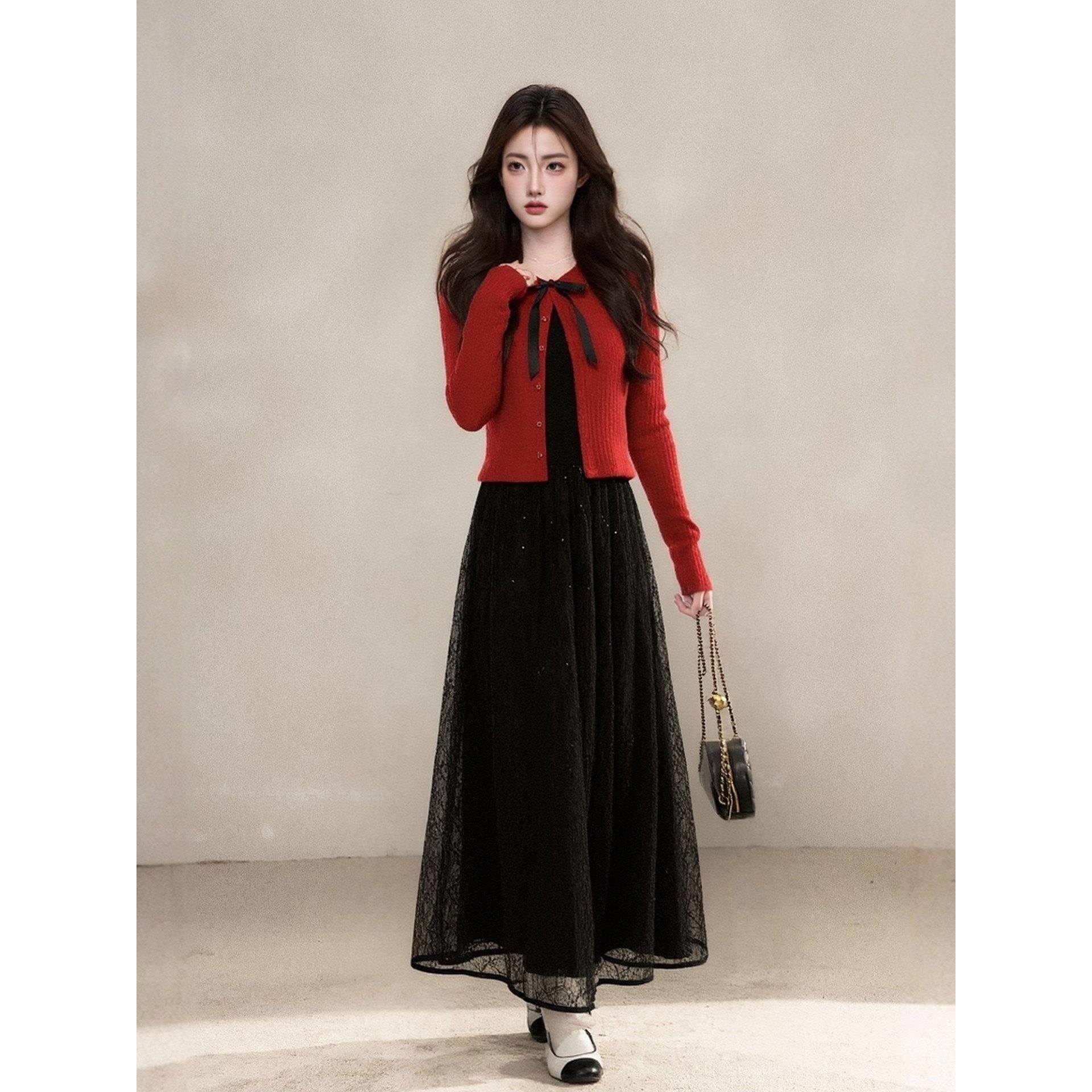 黑色蕾丝拼接吊带连衣裙女2025冬新款韩系赫本风时尚穿搭高腰长裙