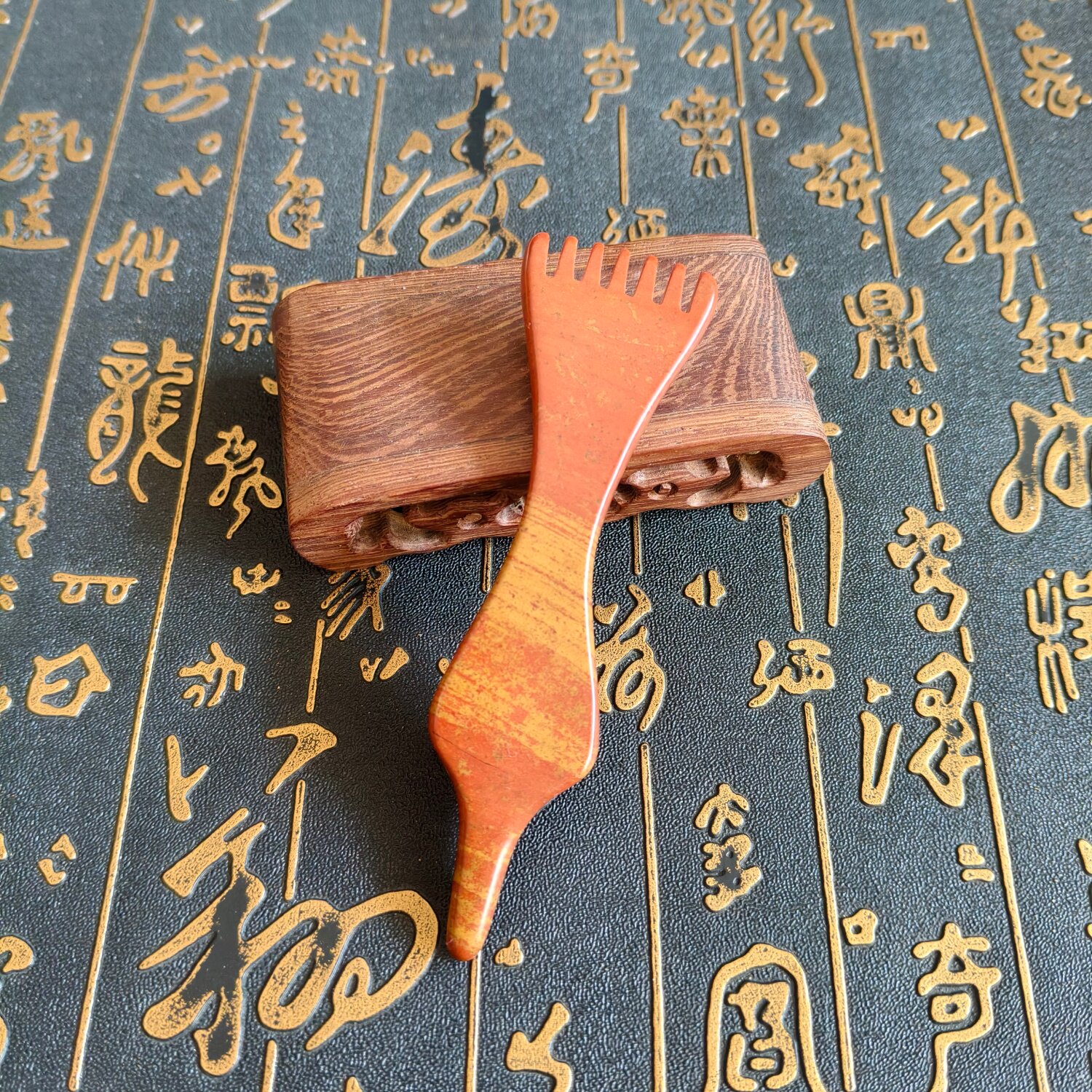泗水富贵红砭石按摩刮痧板经络梳子全身按摩穴位棒鱼形天然能量石