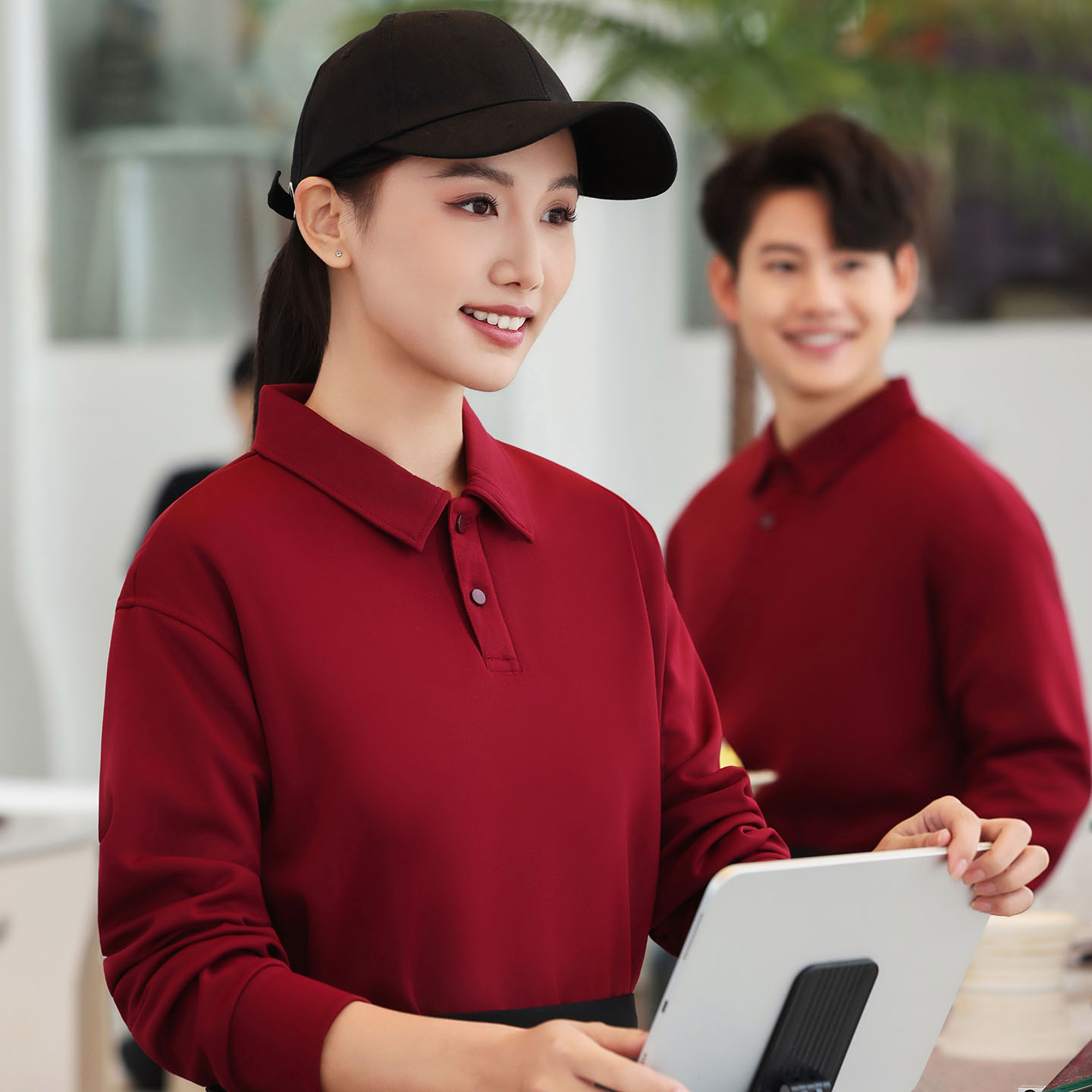 火锅店服务员酒红色工作服卫衣