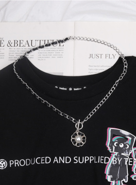 原创自制青年日韩合金小众毛衣小香风山茶花小熊项链个性挂链配饰