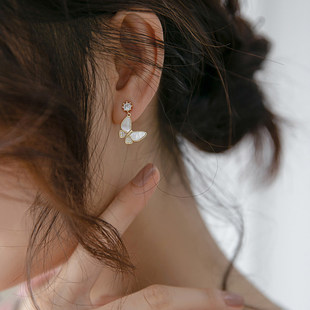 女高级感无痛夹耳式 蚊香盘耳夹蝴蝶复古白母贝无耳洞耳环夹款 法式