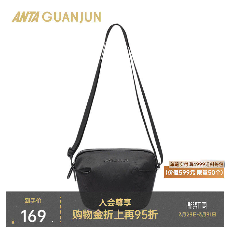 安踏冠军挎包旅行户外单肩包日常通勤出游简约黑色耐磨单肩包小包