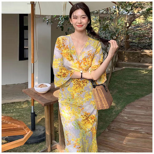 仆斯斯同黄色花卉裹身度假长裙夏