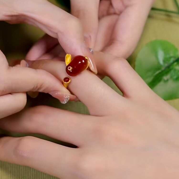 红玛瑙兔子18k金戒指可调节开口戒轻奢小众高级本命年玉兔礼物