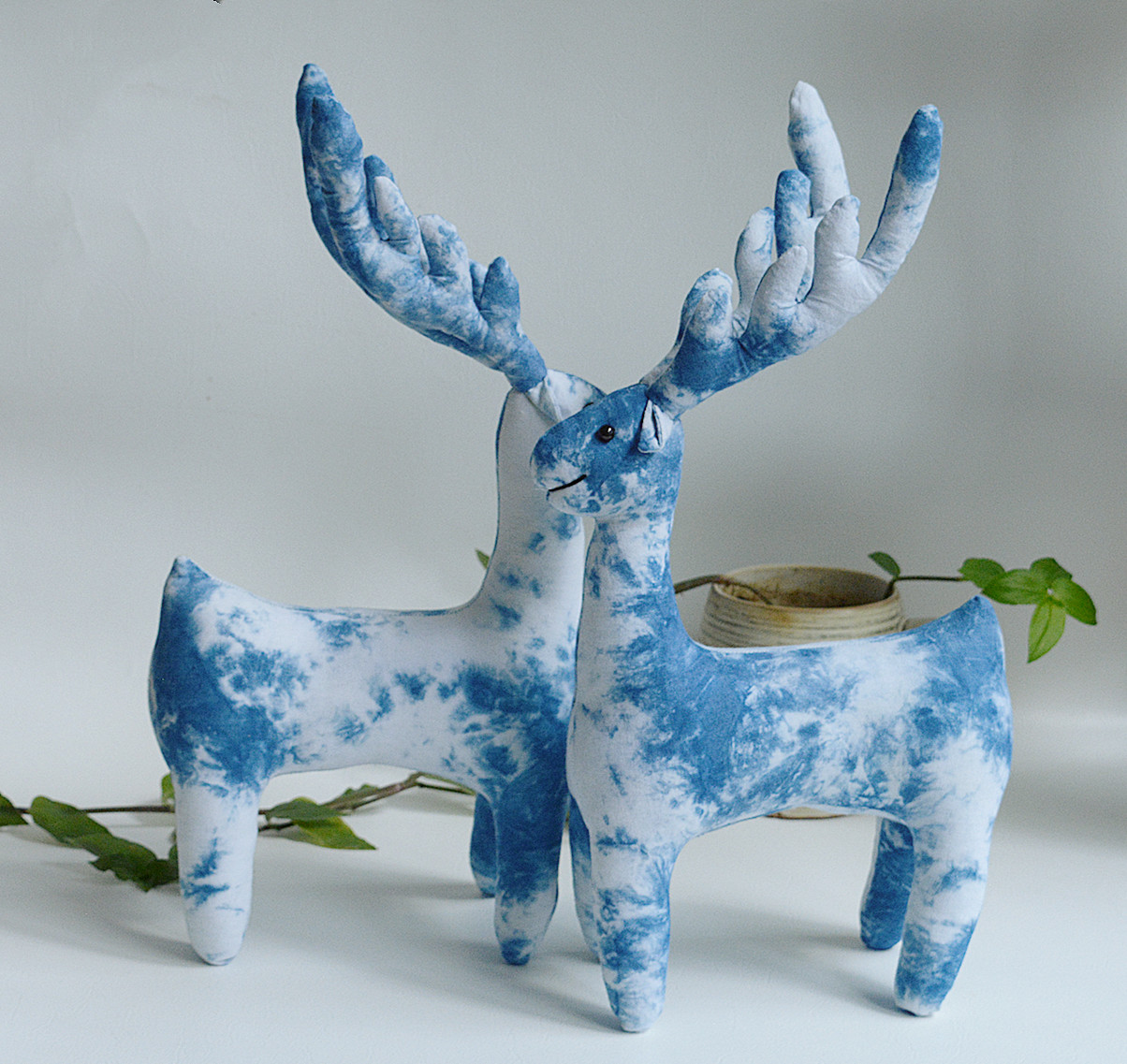云南大理白族手工扎染梅花鹿蓝白动物摆件玩偶布艺扎染玩具伴手礼
