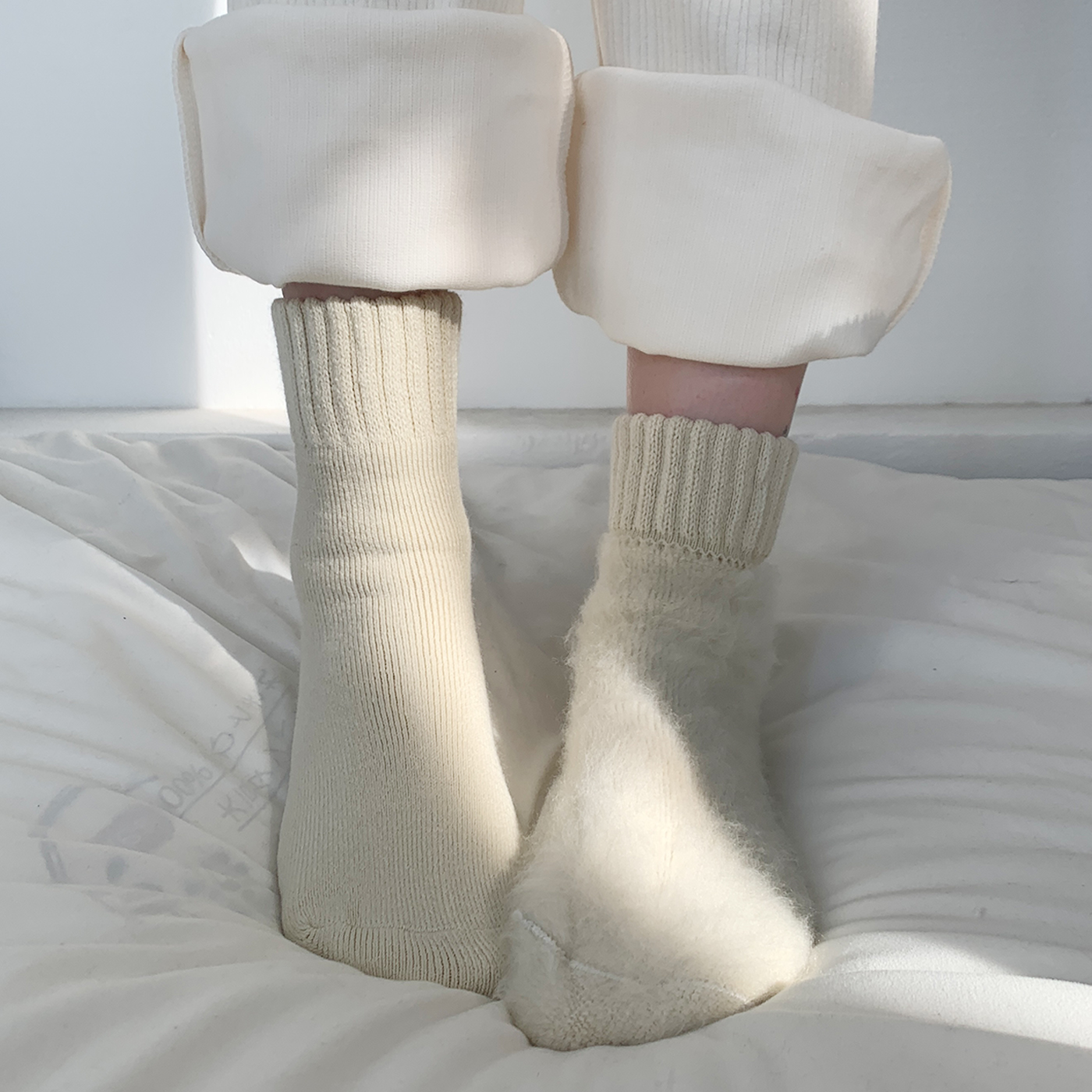 夜间教习室粗线袜子女秋冬保暖加绒加厚短筒堆堆袜中筒白色月子袜