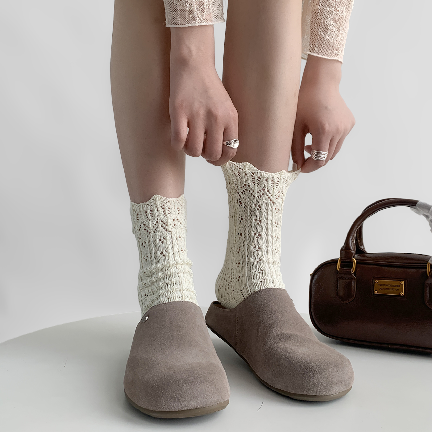 夜间教习室米色花边袜子女夏薄款复古针织中筒袜镂空网眼灰色短袜
