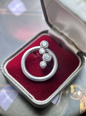 925银镶钻璀璨流星吊坠，4颗宝石错落有致的排列视觉上更具流动感