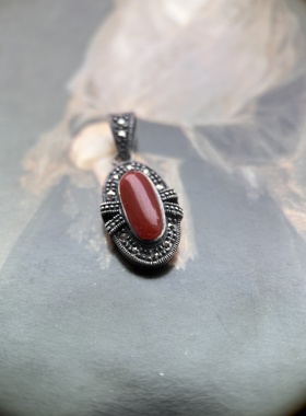 伦敦买回，纯银镶马克赛石天然红玛瑙吊坠，尺寸3*1.2cm重4.8克