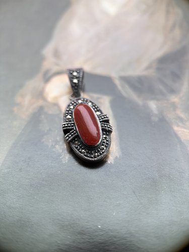 伦敦买回，纯银镶马克赛石天然红玛瑙吊坠，尺寸3*1.2cm