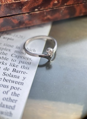 简单就是美的925纯银戒指，水滴形的宝石镶嵌更添精致，圈口20