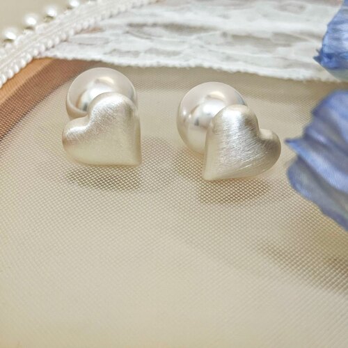 一款两戴拉丝金属珍珠爱心耳钉女复古个性简约百搭气质耳环耳饰