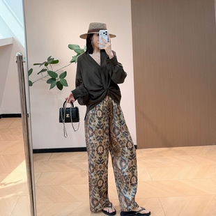 老钱风 松弛时髦 into 扭结V领苎麻上衣+佩里斯印花松紧长裤