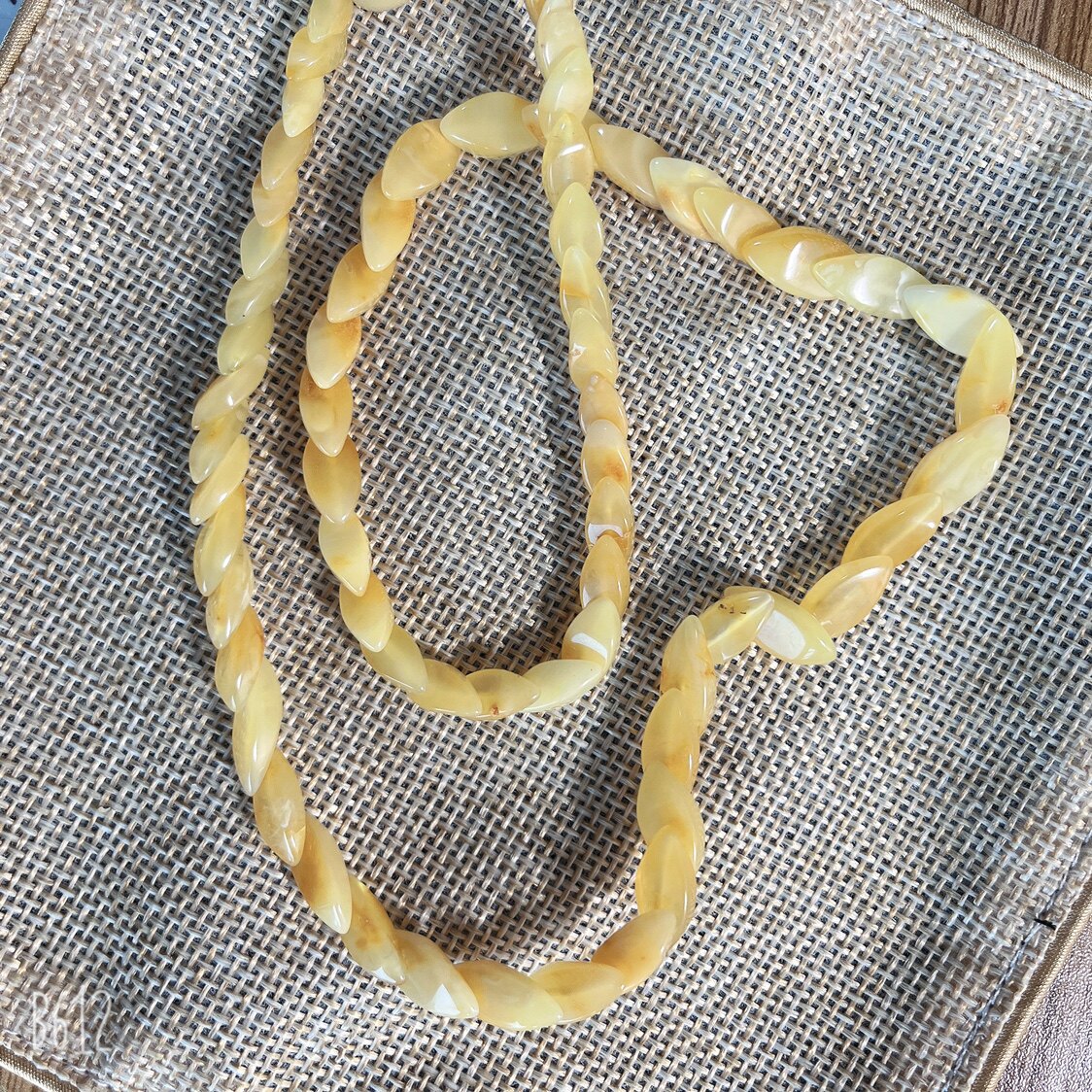NATURAL BEESWAX DIAMOND-SHAPED BEAD NECKLACE A LENGTH OF ABOUT 50CM AND A GRAM WEIGHT OF ABOUT 10-12 GRAMS
