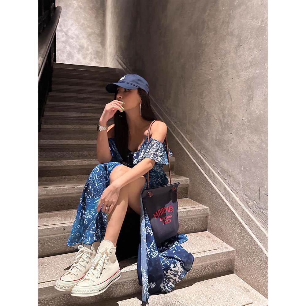 Maru Maru私人服装定制吊带褶边个性化开叉雪纺连衣裙下肩优雅印