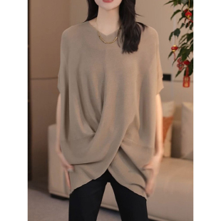 V领上衣胖mm时髦宽松遮肚显瘦简约针织衫 300斤大码 不对称纯色短袖