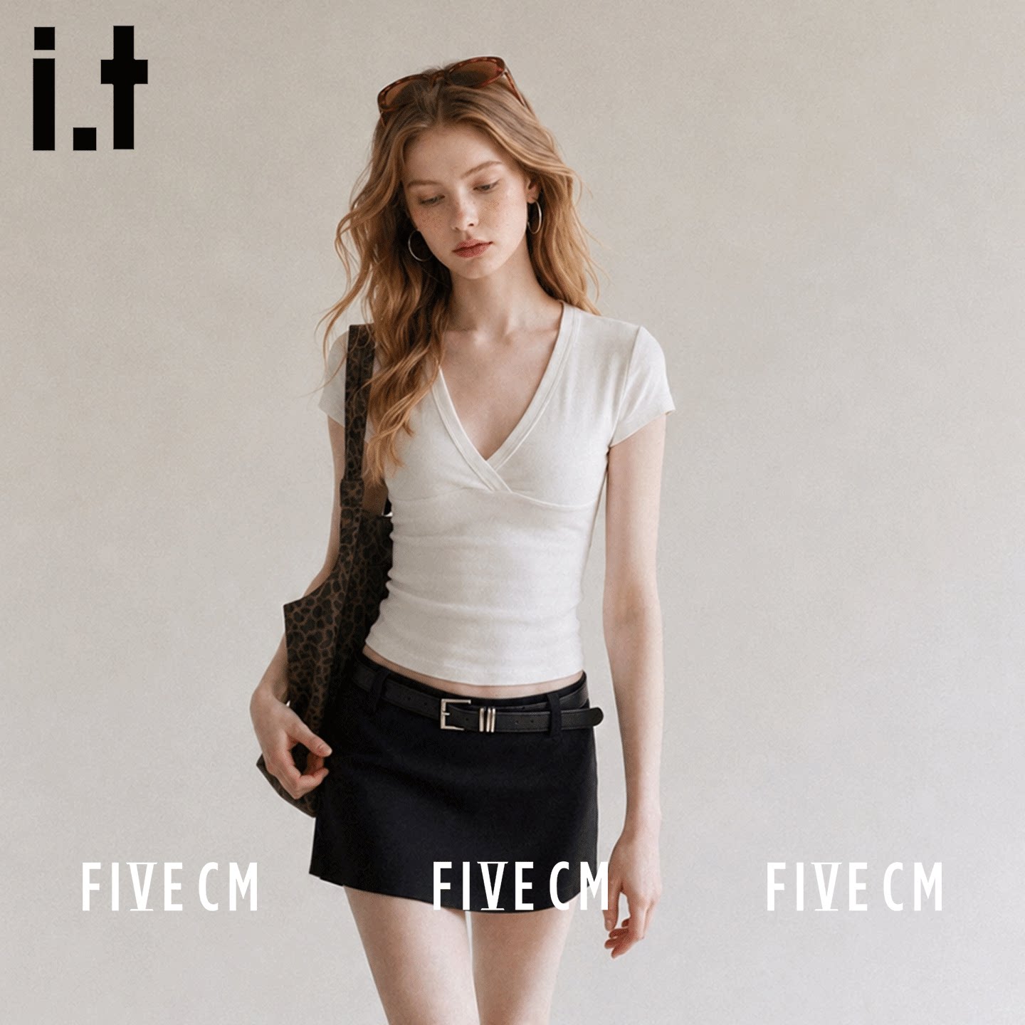 it FIVECM2026夏季新款深V领短袖上衣女修身紧身收腰百搭短款T恤