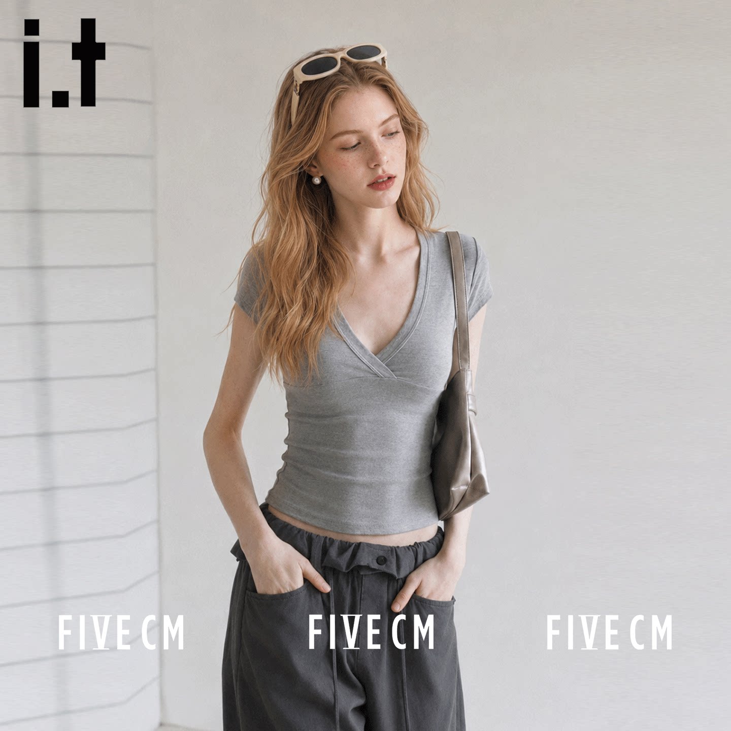 it FIVECM2026新款女装深V领短袖T恤夏季收腰修身百搭款短款上衣