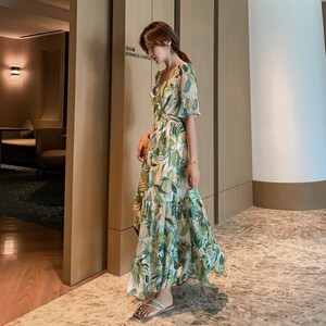 牛油果绿连衣裙夏季2025新款女碎花雪纺长裙v领高腰遮肚显瘦裙子