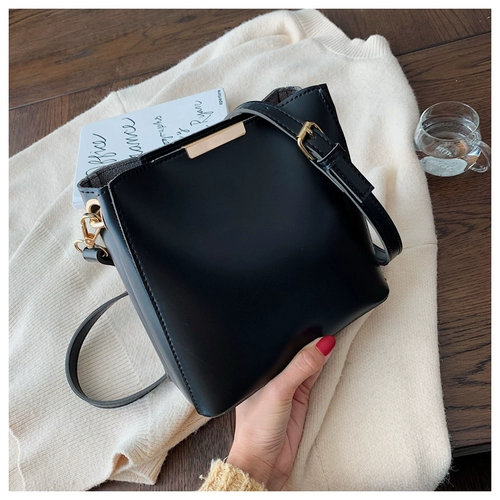 Вместительная и большая универсальная коричневая сумка через плечо на одно плечо