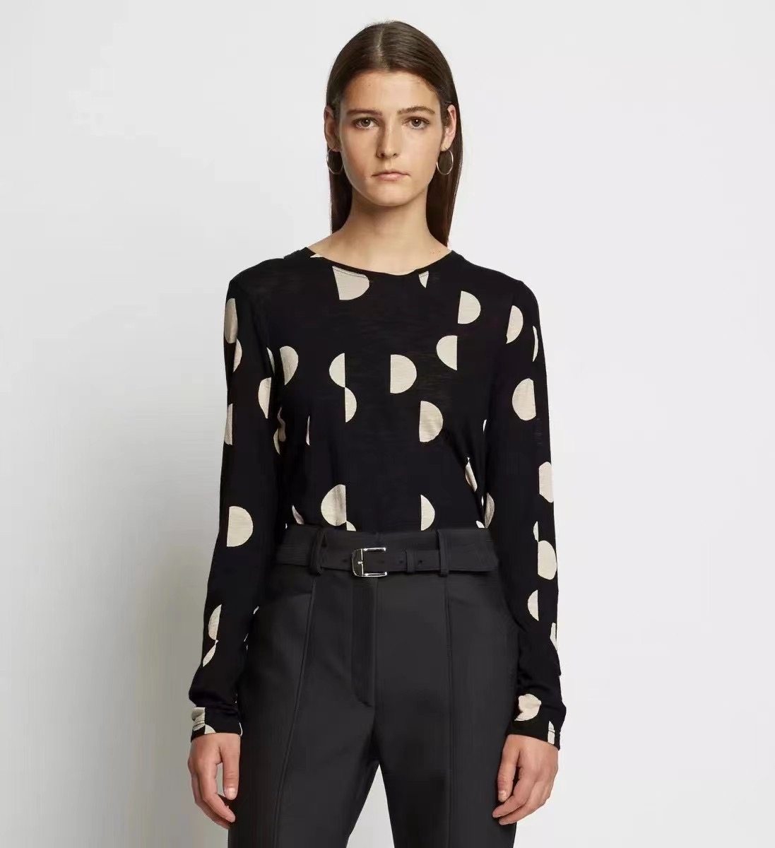 设计师款。几何不规则半波点黑色纯棉圆领打底长袖T恤女