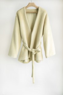 慵懒自在的感觉.柔软毛感羊驼毛交叉V领无扣腰带和服式短大衣外套