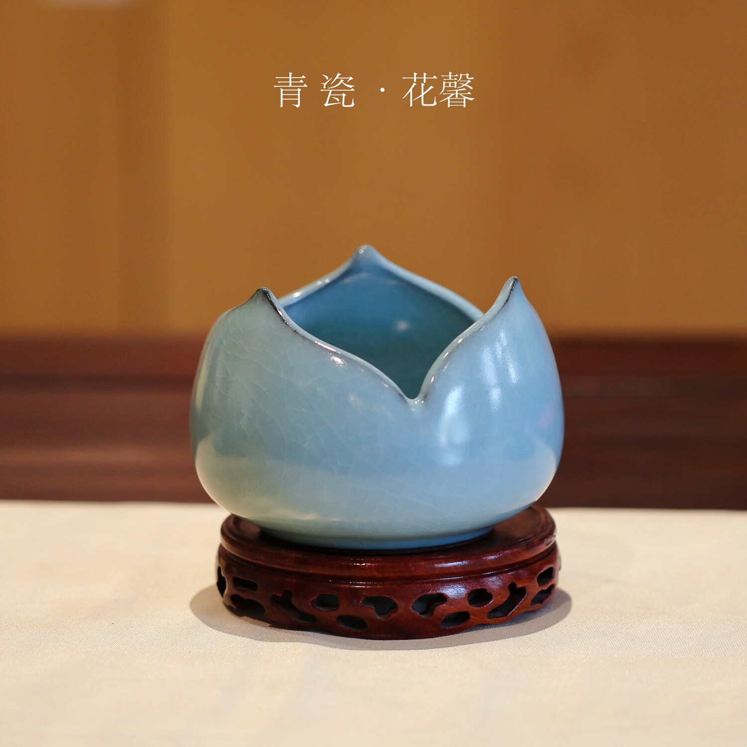 【文雄瓷作品】青瓷.花馨 以莲花为灵感 呈现即将开放的姿态