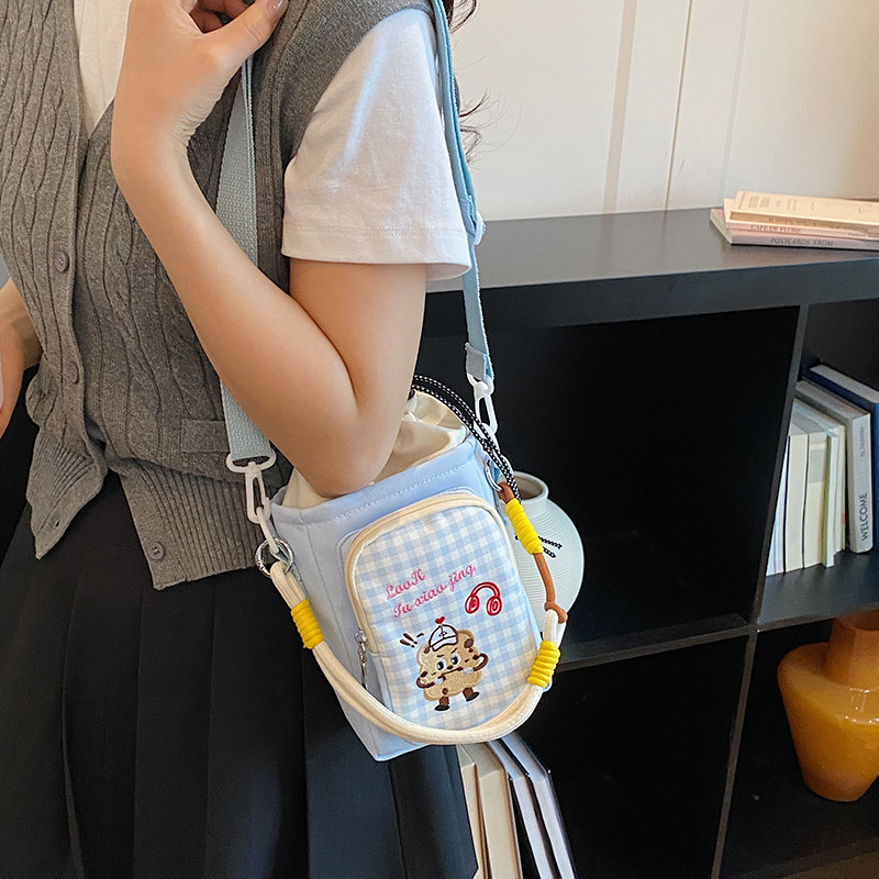 卡通格子斜挎手机包可放水杯图片