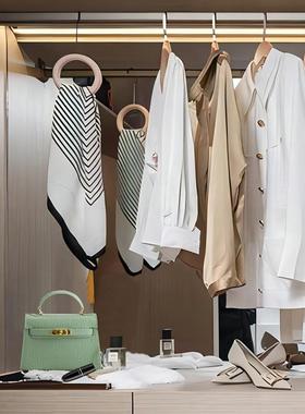 WU 物兮物索茉菲现代样板间奶油风衣帽间服饰品展厅衣橱全屋定制