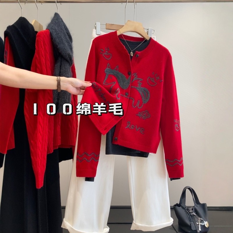 IN BLUE 100绵羊毛新年“马上有钱”手工植绒绣花针织开衫毛衣女