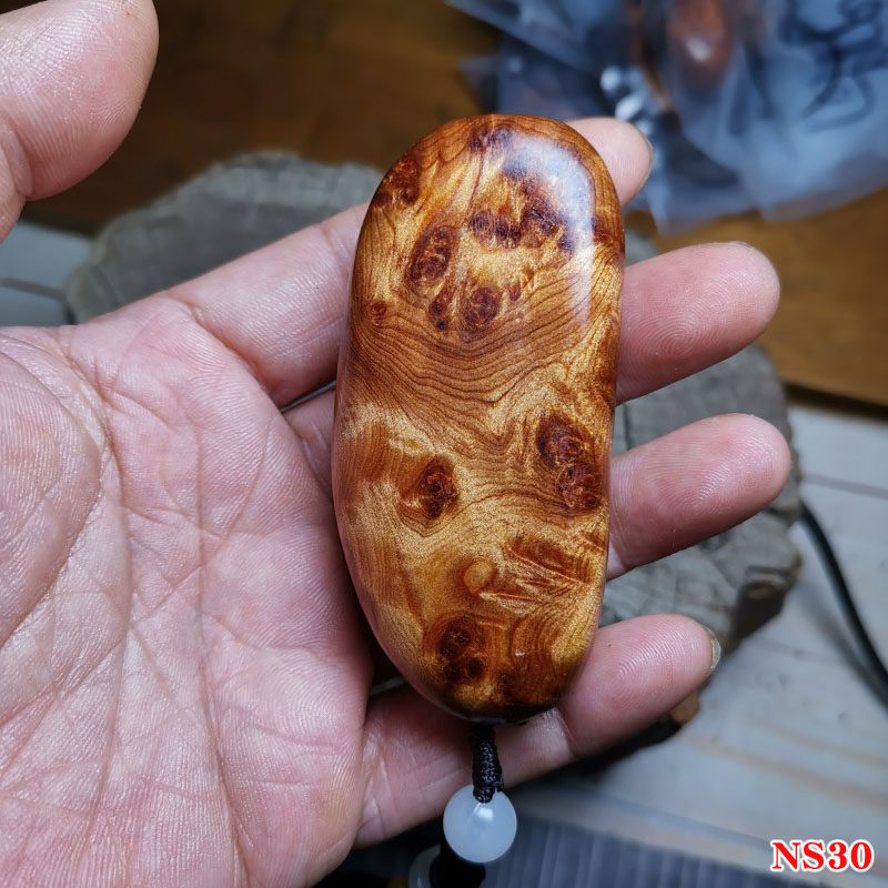 凉山崖柏满瘤疤火焰纹雀眼女生手把件原木文玩情侣把玩木雕摆件