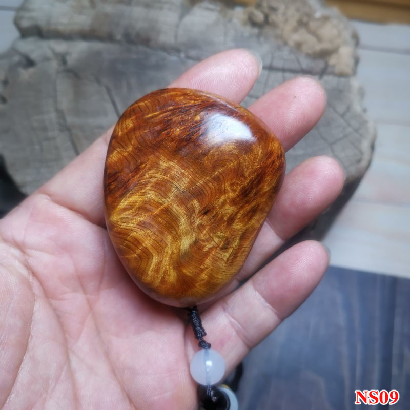 凉山崖柏满瘤疤火焰纹女生手把件