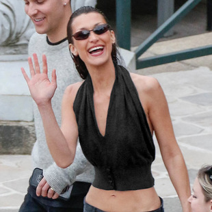 街头靓妹/夏季修身V领挂脖背心黑色收腰纽扣露背街头无袖短款上衣