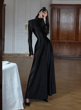 欧美2026宴会高级霸气度假拍摄优雅气质礼服长裙高领收腰黑连衣裙