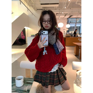 2026年秋季韩系慵懒风红色圆领麻花秋冬毛衣女宽松高级感针织衫