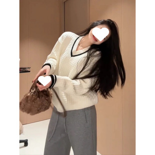 撞色V领慵懒宽松套头毛衣女秋冬新款韩系气质休闲风百搭针织上衣