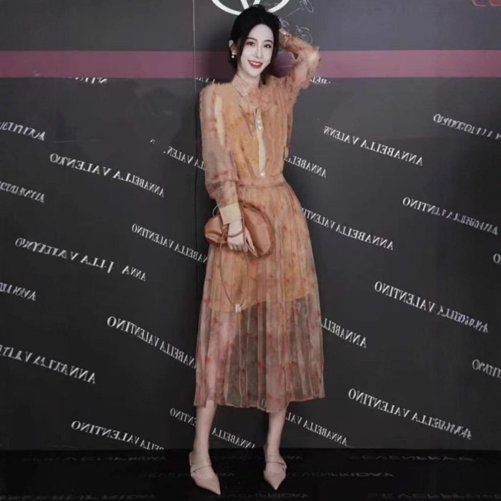 今年流行一整套茶系名媛炸街假两件衬衫上衣搭配绝美半身裙子套装