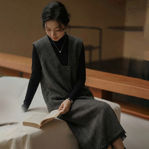 无谓韩式文艺2025年冬季新款女装毛呢背心裙宽松显瘦气质连衣裙女
