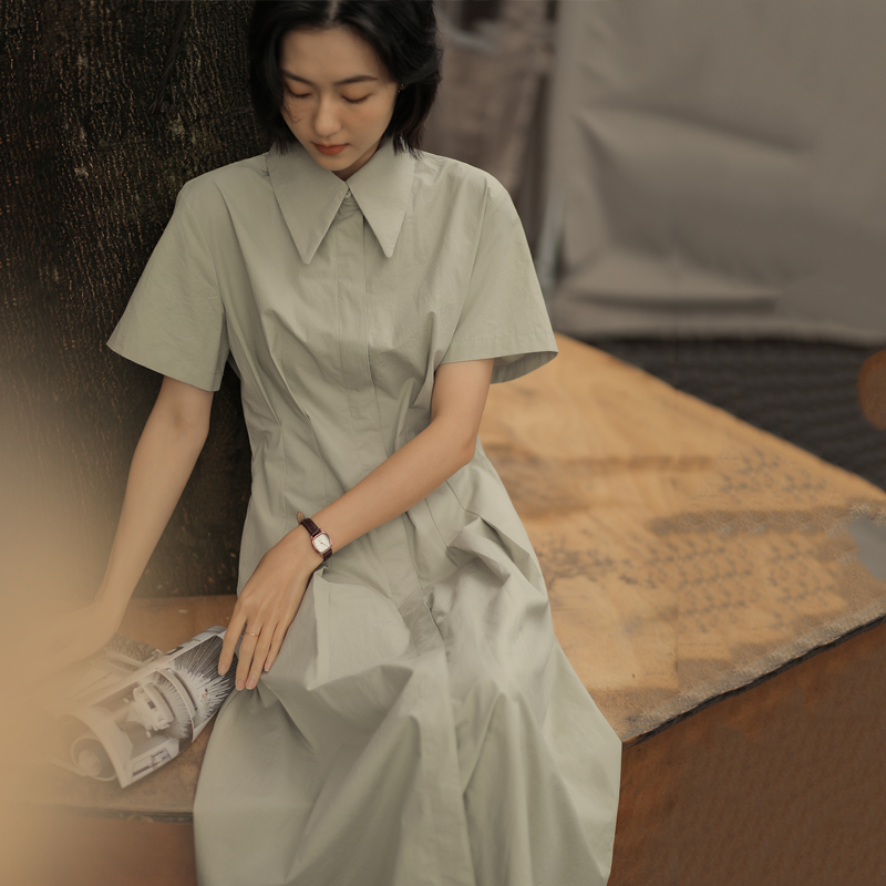 大翻领隐藏式开衫连衣裙