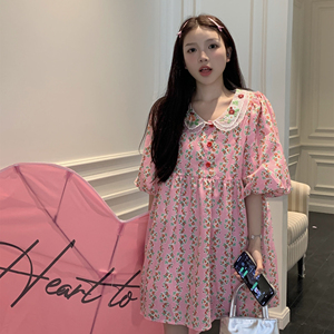 大码胖妹妹mm宽松夏季多巴胺甜美刺绣娃娃领碎花泡泡短袖连衣裙女