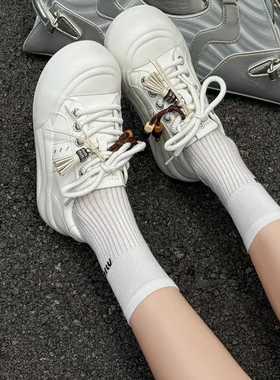 时代印真皮打孔小白鞋2025秋款25515软底低跟系带可爱挂件休闲鞋