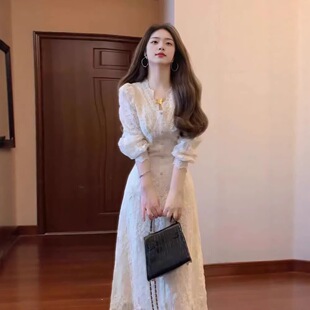 爱依轩法式甜美温柔风白色长袖蕾丝连衣裙女春季新款收腰气质长裙