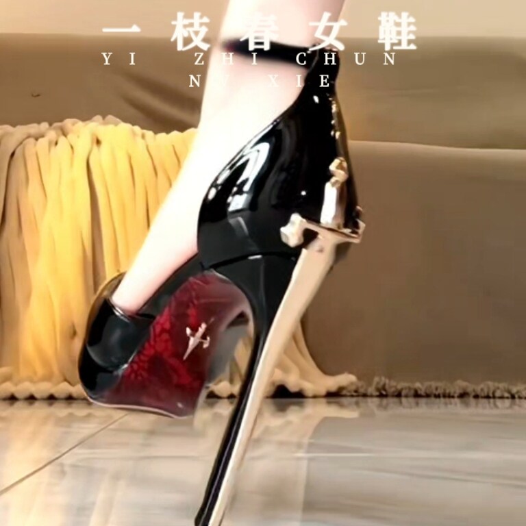 御姐天花板!黑色剑跟红底高跟鞋
