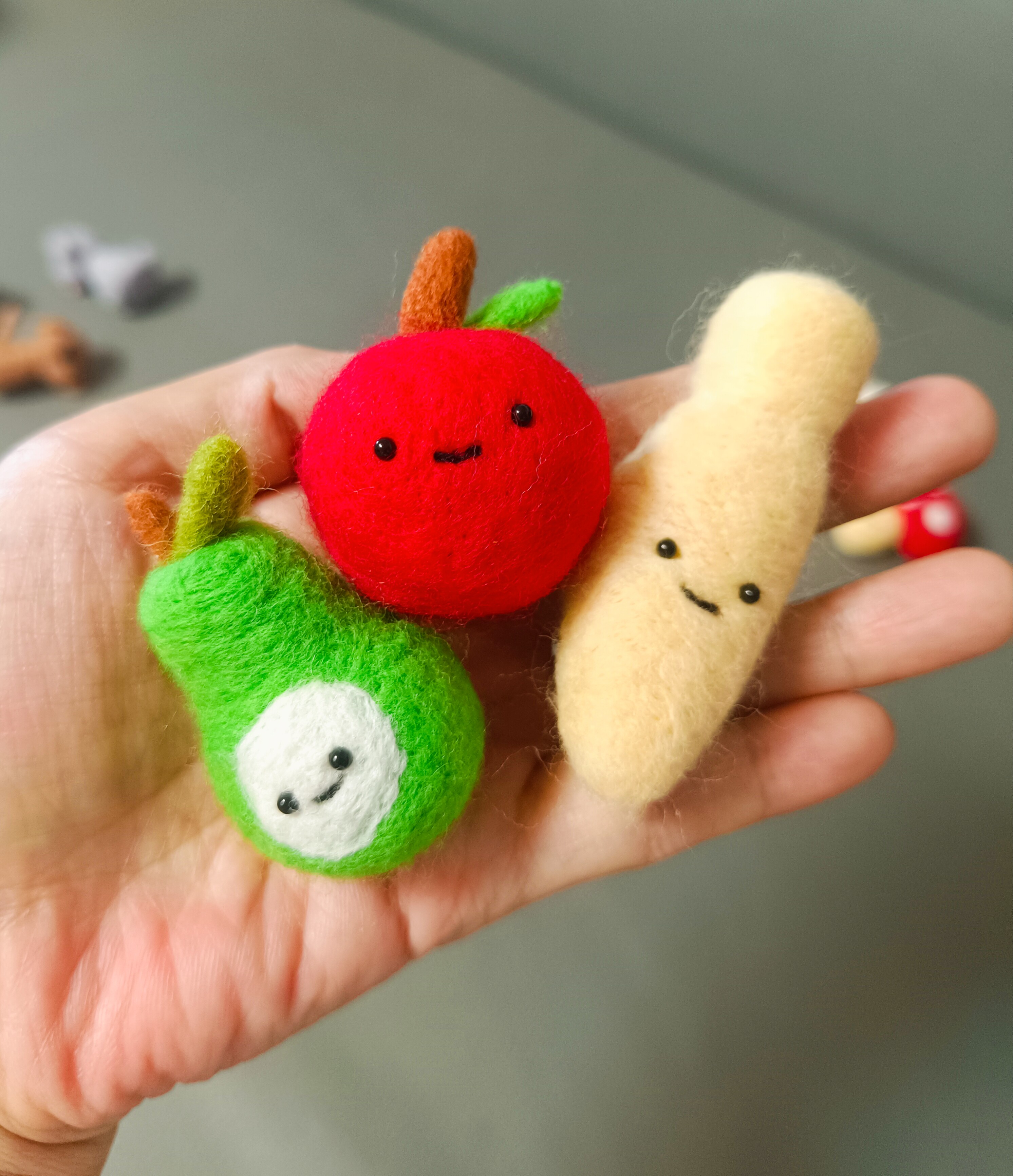 羊毛毡成品可爱治愈系水果蔬菜小梨子苹果香蕉蘑菇钥匙扣胸针摆件