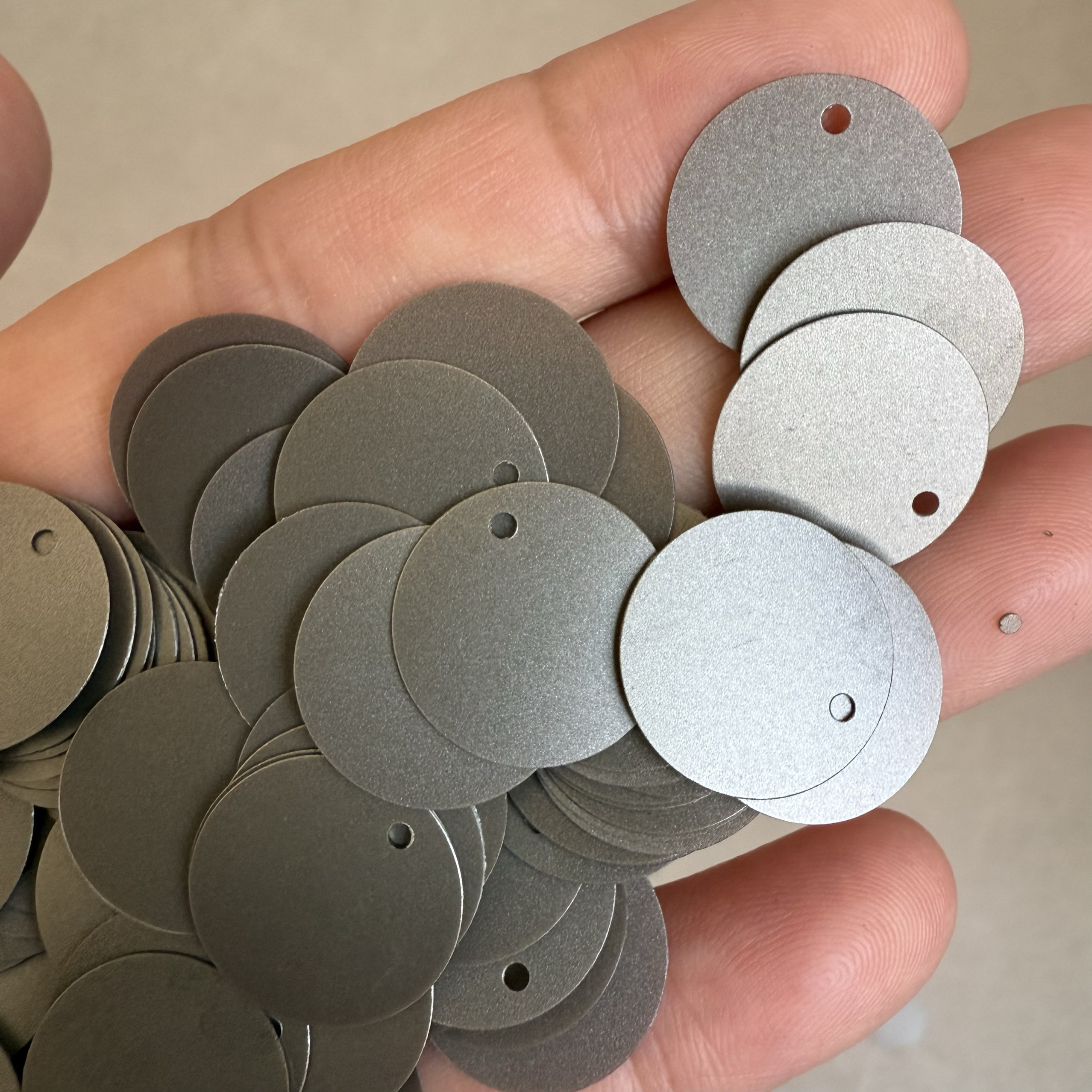 DIY材料 10mm-50mm圆形边孔哑光灰黑色亮片 半透明哑光灰色亮片,饰品/流行首饰/时尚饰品新,其他DIY饰品配件,淘宝优惠券,粉丝福利购,淘宝优惠卷