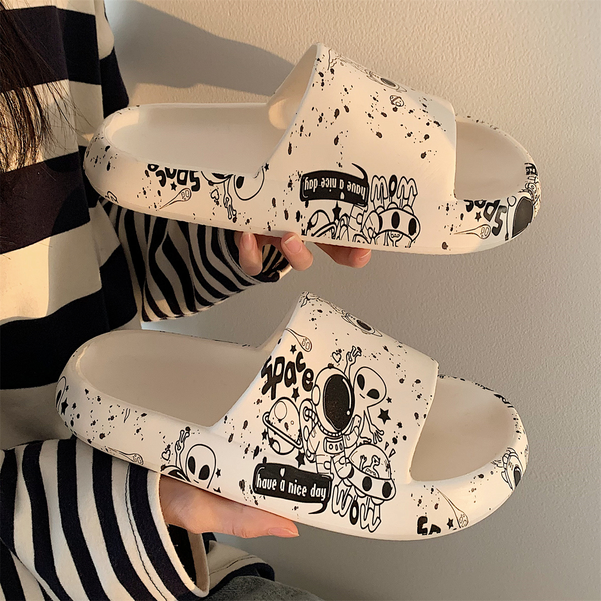 防滑踩屎感街头风涂鸦居家凉拖鞋