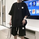 黑色