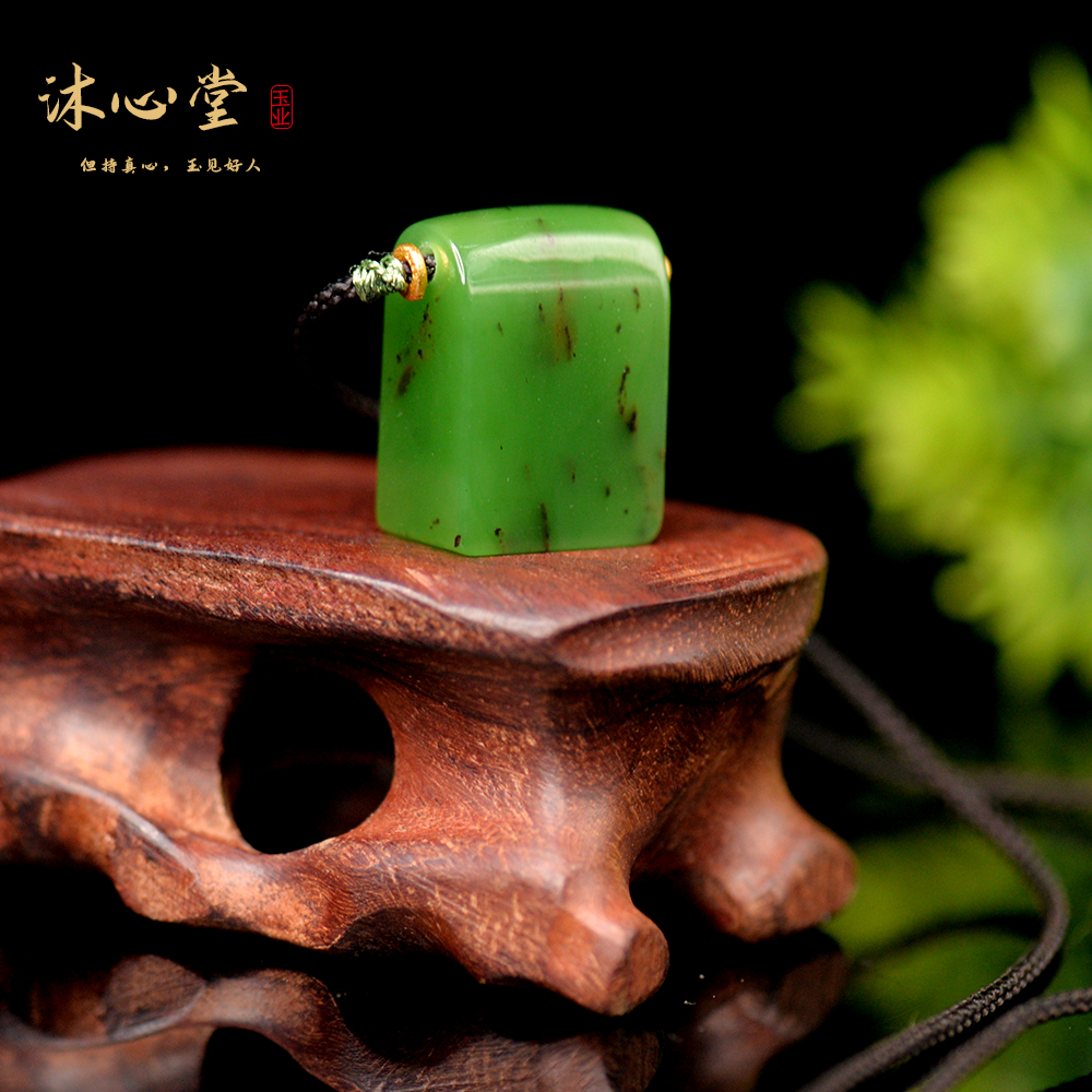 俄料和田玉苹果绿无事牌沁糖吊坠男女设计款