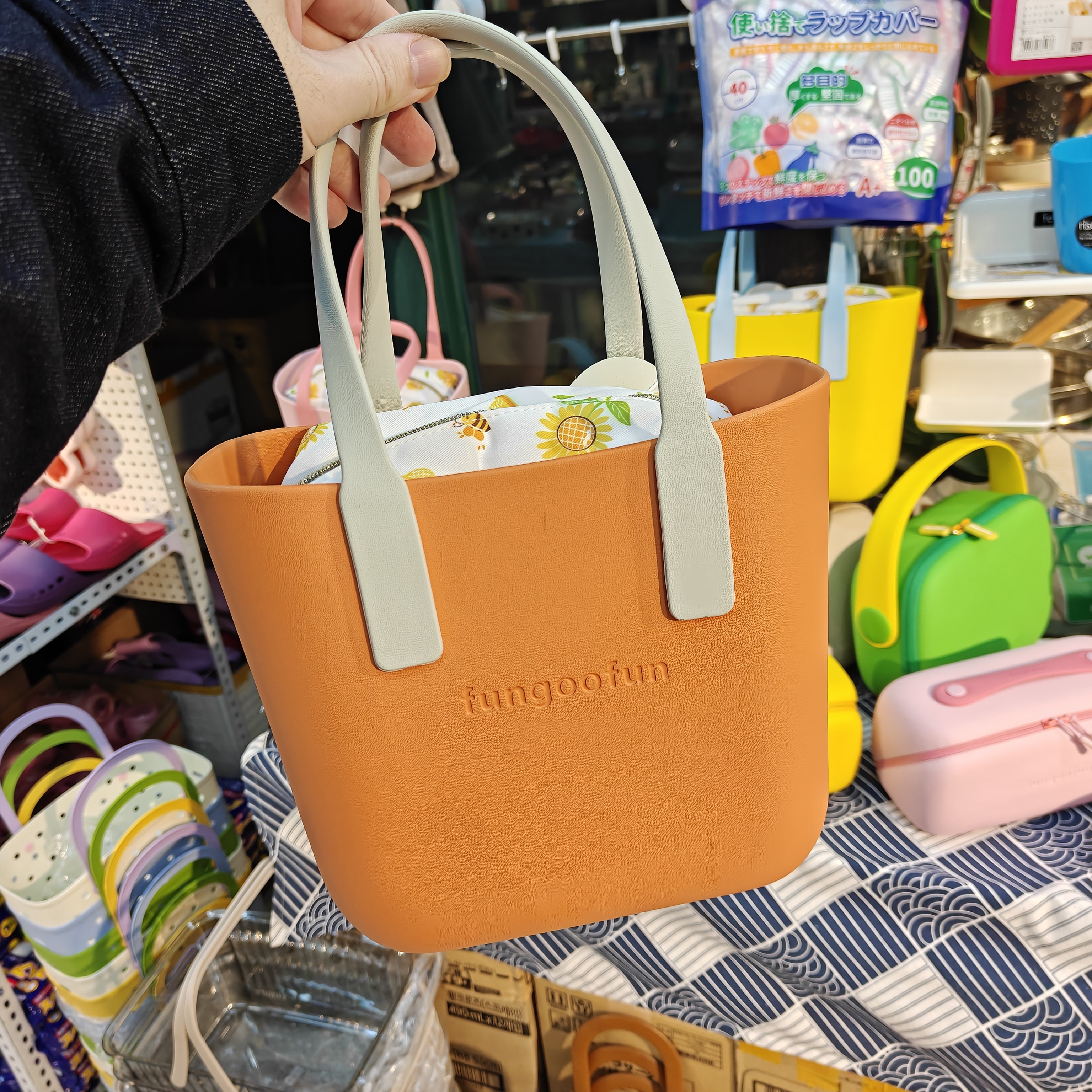 上班手拎包新款通勤饭盒袋子便当防水宝妈手提包小众水桶包逛逛包,模玩/动漫/周边/娃圈三坑/桌游,动漫背包/钱包/箱包,淘宝优惠券,粉丝福利购,淘宝优惠卷