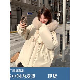 米杏色羽绒服女冬季2025新款宽松气质休闲牛角扣白鸭绒连帽派克服